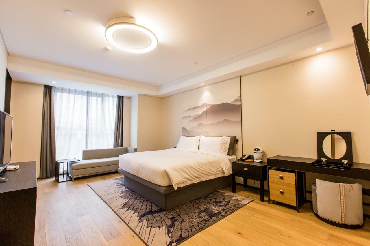 Howard Johnson By Wyndham Life Zhuoyuan Ningbo Bagian luar foto